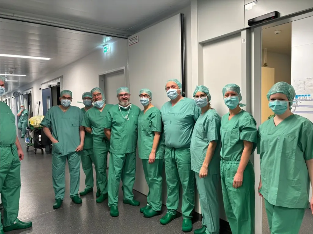 Studiengruppe HoMa 19 in OP-Kleidung bei einer Exkursion im Krankenhaus