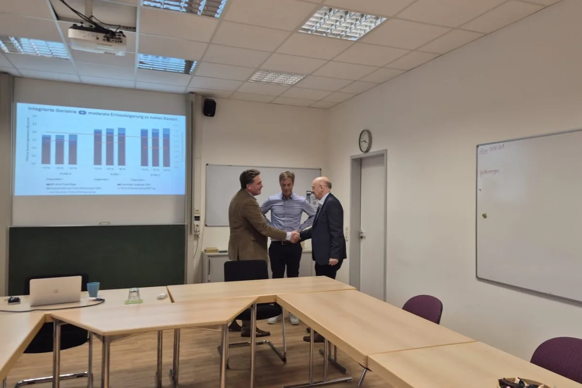Erfolgreiche Masterarbeit-Verteidigung: Dr. Philipp Bergmann schließt als Erster der Studiengruppe HoMa 19 ab