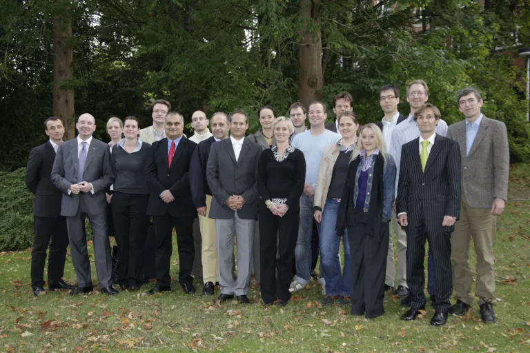Großes Gruppenfoto des dritten Jahrgangs auf einer Wiese vor Bäumen
