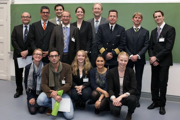 Gruppenfoto des achten Jahrgangs vor einer grünen Tafel