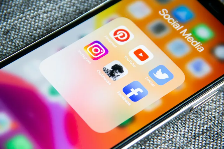 Smartphone-Bildschirm mit Symbolen verschiedener Social-Media-Apps